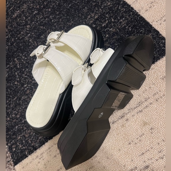 NEW ,MISS LOLA -SIZE 7 STYLISH SLIP-ON PLATFORM SANDALS WITH ADJUSTABLE  FIT - Picture 3 of 3